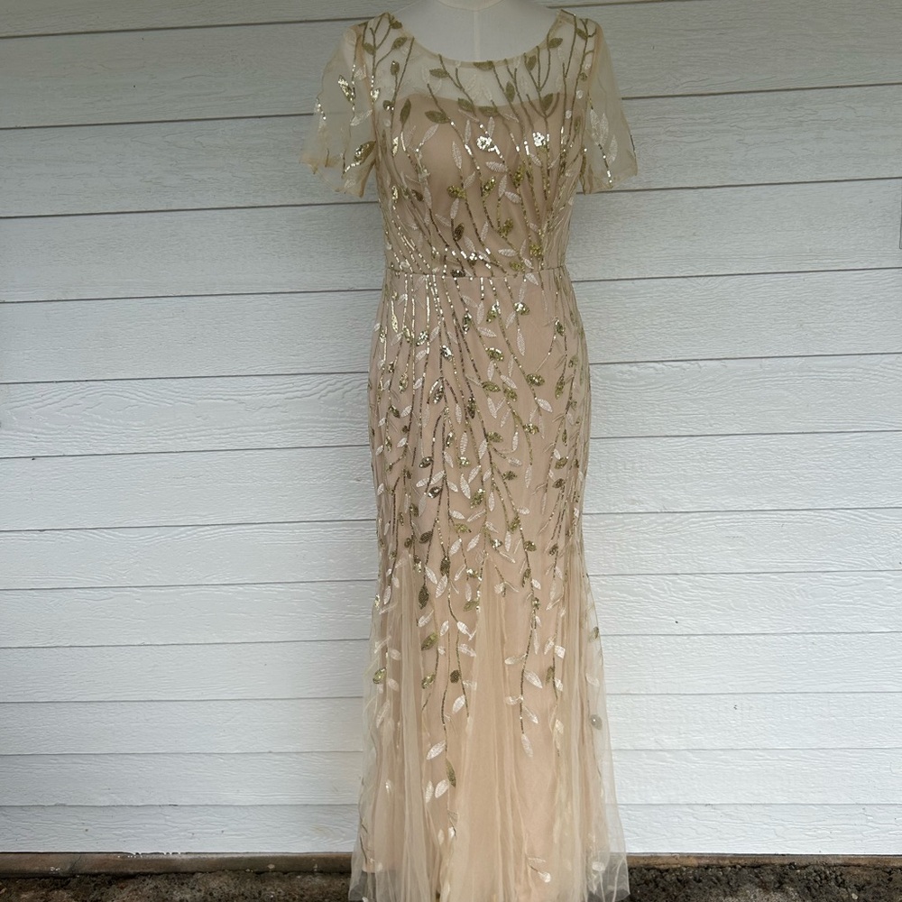 Elegant Mermaid Style Evening Gown With Sequins And Tulle Details